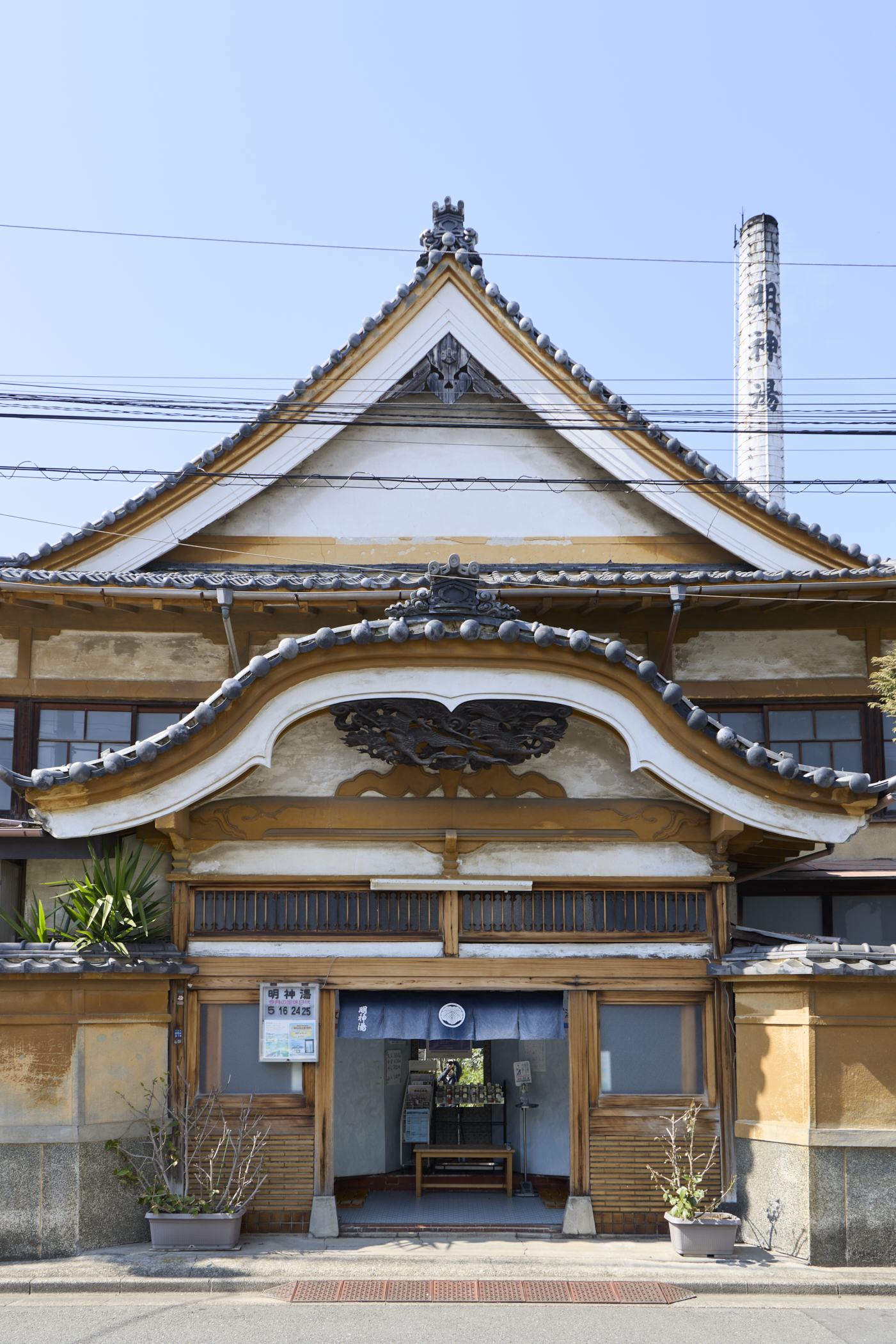 〈COMME des GARÇONS SHIRT〉のバギーショーツをはいて銭湯を満喫する、春の一日。