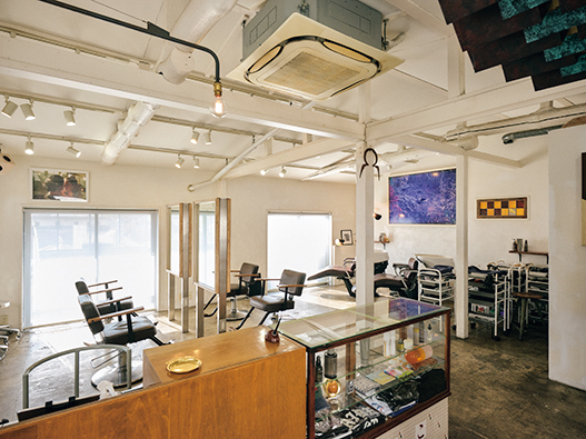 表現や生活の一部になる、作り込まないヘアと服。