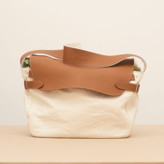 春の軽快な装いにデカいレザーバッグを。