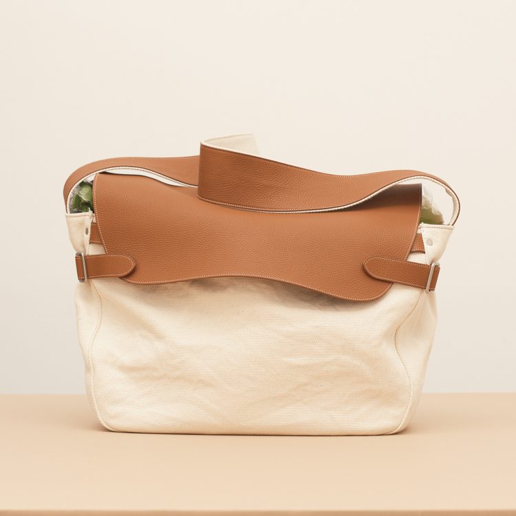 春の軽快な装いにデカいレザーバッグを。