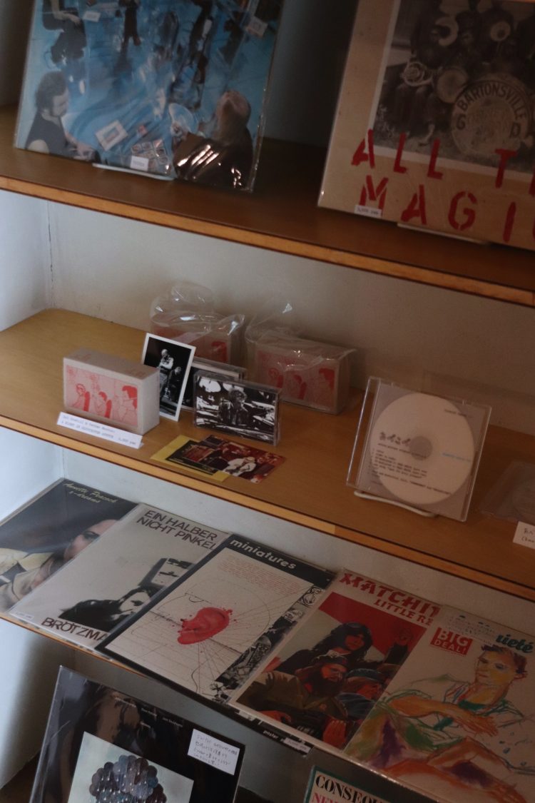 雑貨店『FALL』の今月の「ショーケース」をチェック。