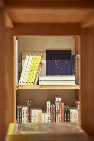 アートと本を横断する新たなカルチャースポットが目指す、書棚のコスモロジー。