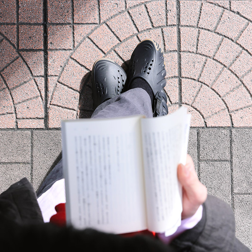 いつも、本と〈クロックス〉。