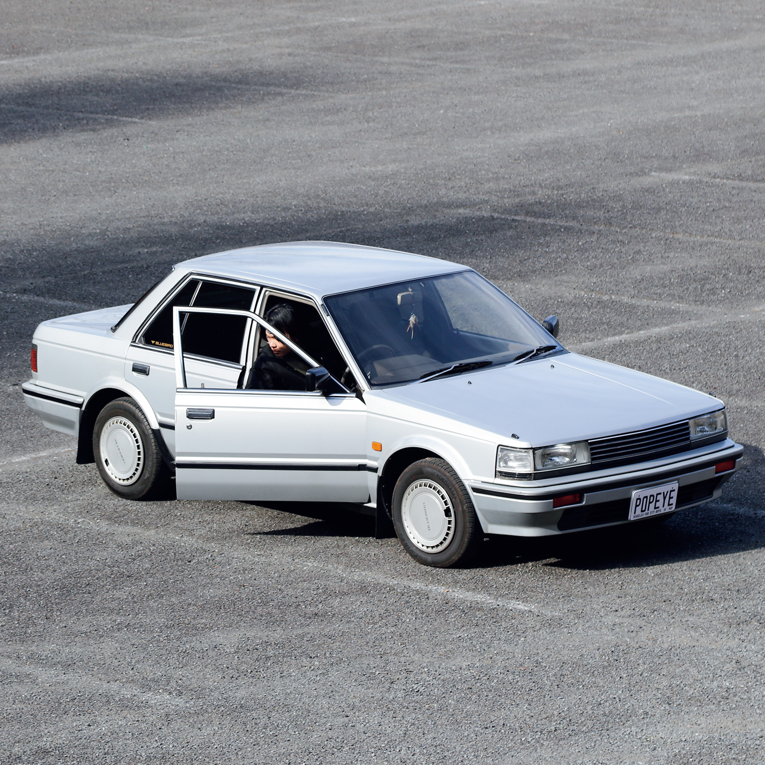 無地Tみたいなセダン。