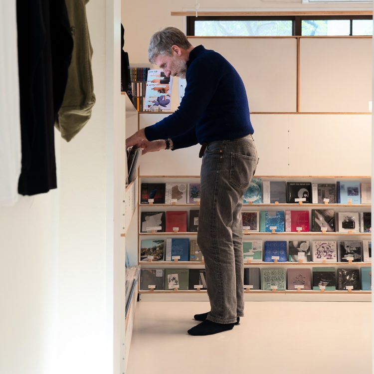 〈ジル サンダー〉クリエイティブ・ディレクター、 シモーネ・ベロッティさんの東京レコードディグ紀行。／前編