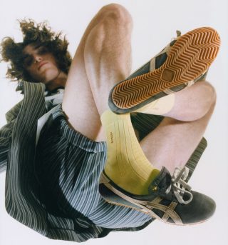 〈オニツカタイガー〉×〈ヴェルサーチェ〉。この一足で春を始める。