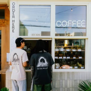 カリフォルニアの山と日常をつなぐＴシャツとキャップ。