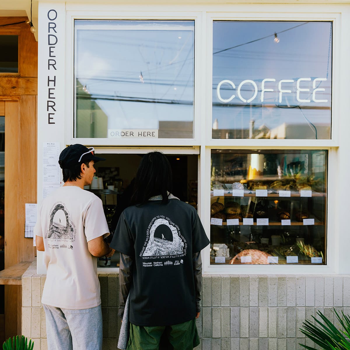 カリフォルニアの山と日常をつなぐＴシャツとキャップ。